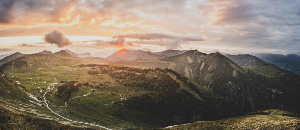 Sonnenaufgang über der Trattbergalm vom Trattberg, St. Koloman, Salzburg, Österreich.