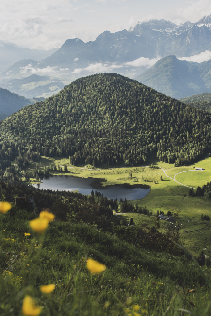 Blick auf den Seewaldsee am Fuße des Trattberg am Rande des Tennengebirge im Tennengau, Salzburg, Österreich.
