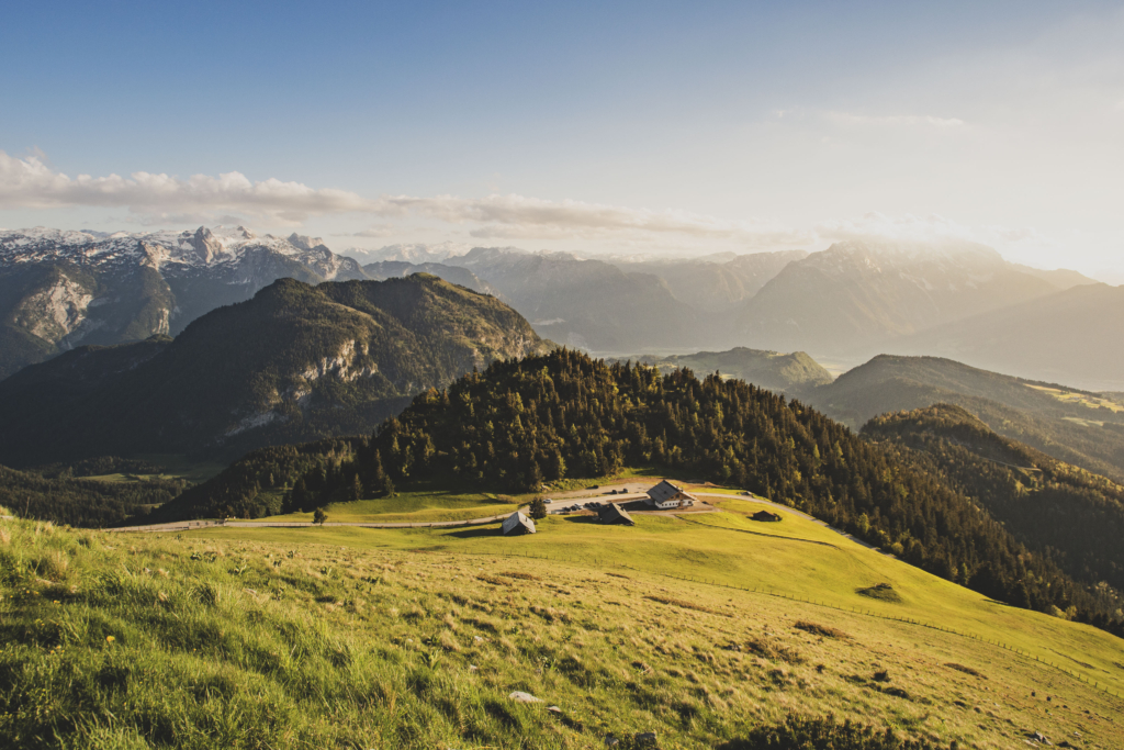 Die Enzianhütte auf der Vordertrattbergalm am Trattberg im Tennegau, Salzburg, Österreich.