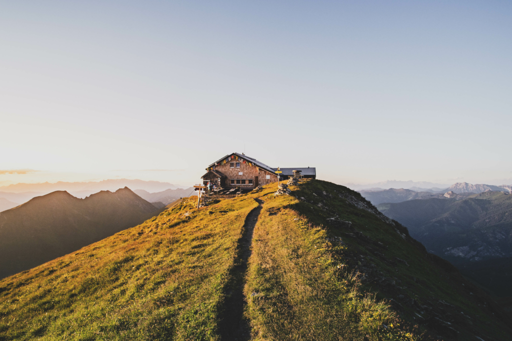 Sonnenuntergang bei der Gamskarkogelhütte am Gamskarkogel im Salzburger Land, Salzburg, Österreich.