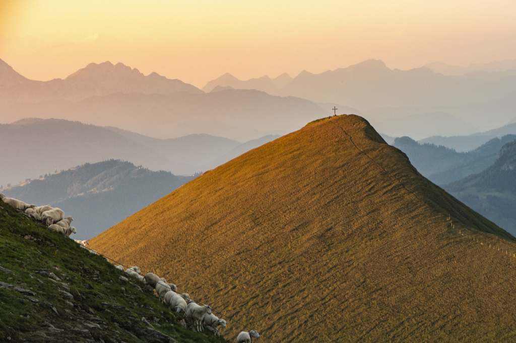 Gipfelkreuz bei Sonnenuntergang bei der Gamskarkogelhütte am Gamskarkogel im Salzburger Land, Salzburg, Österreich.