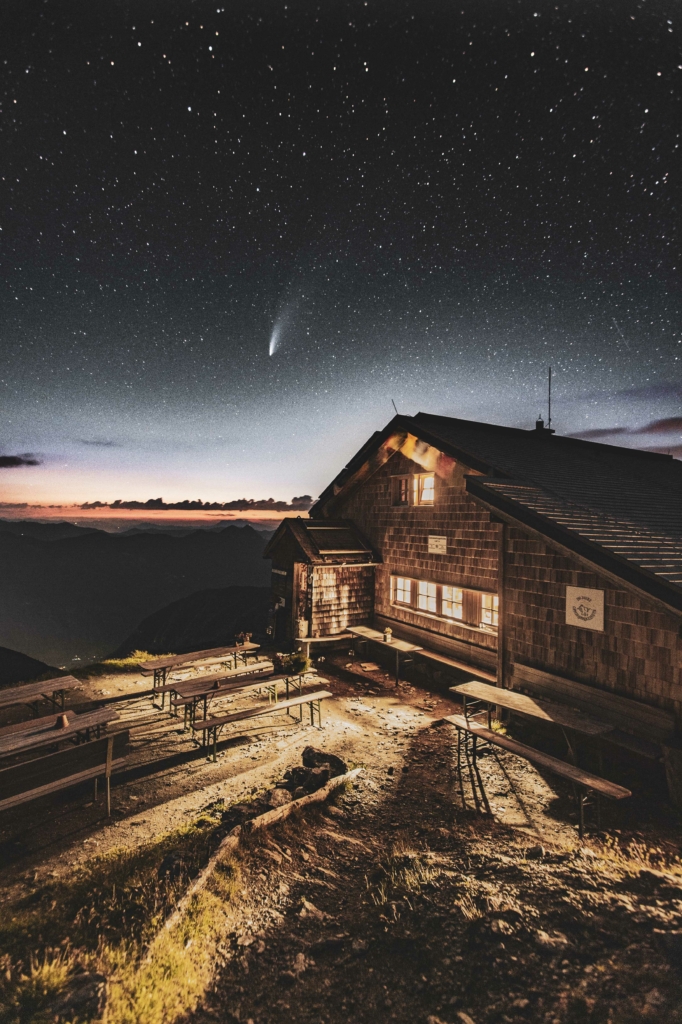 Der Komet Neowise und Sternenhimmel über der Gamskarkogelhütte am Gamskarkogel im Salzburger Land, Salzburg, Österreich.