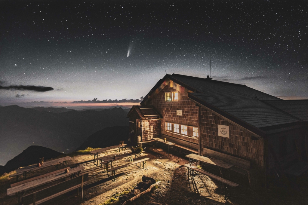 Der Komet Neowise und Sternenhimmel über der Gamskarkogelhütte am Gamskarkogel im Salzburger Land, Salzburg, Österreich.