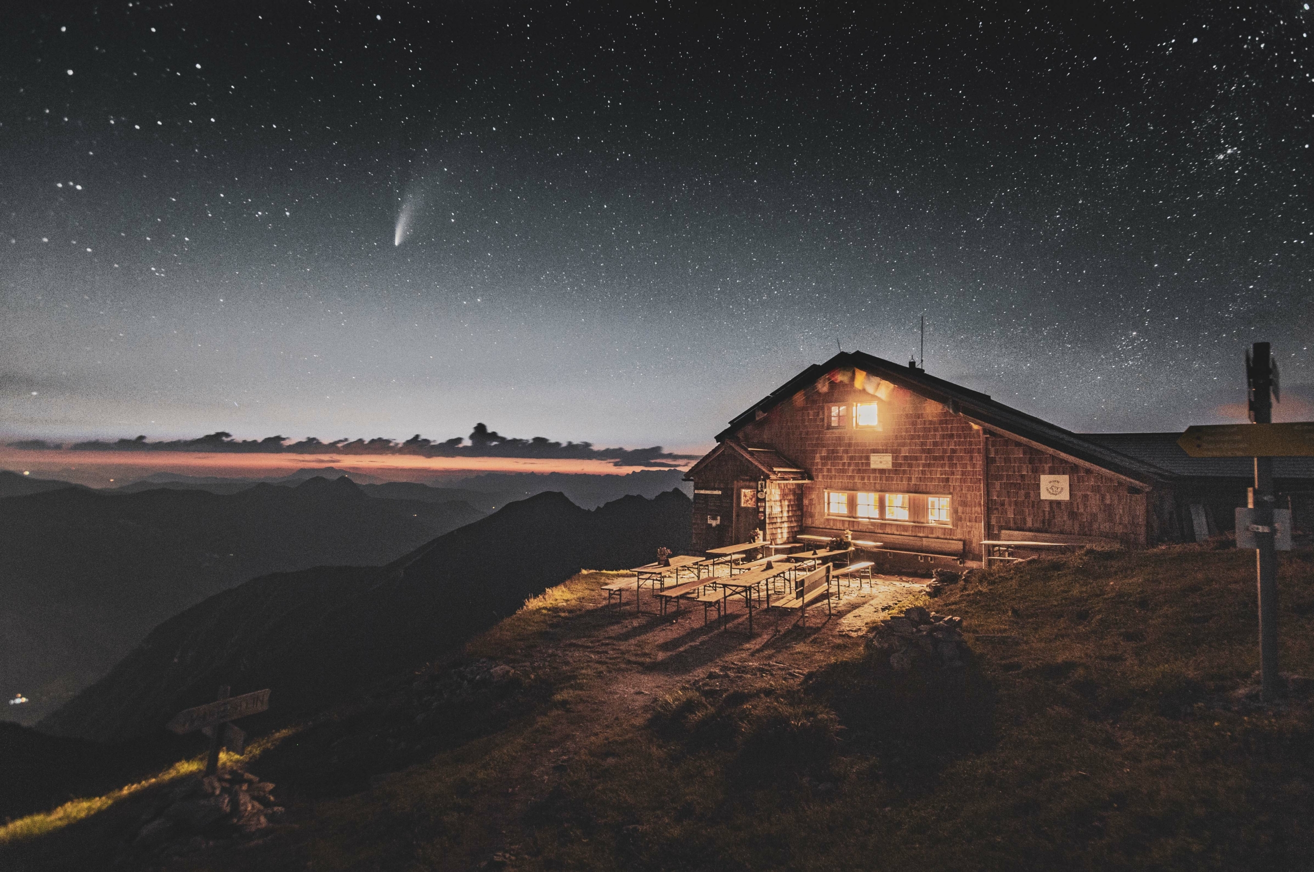 Der Komet Neowise und Sternenhimmel über der Gamskarkogelhütte am Gamskarkogel im Salzburger Land, Salzburg, Österreich.