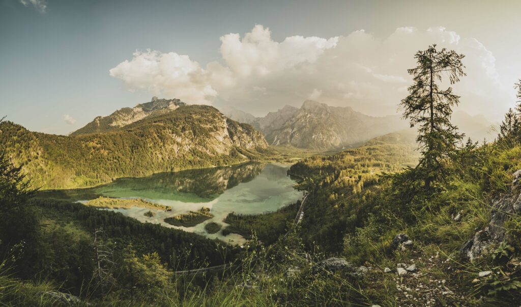 Ausblick vom Ameisstein auf den Almsee und Almtal mit dem Toten Gebirge im Hintergrund im Salzkammergut, Oberösterreich, Österreich.