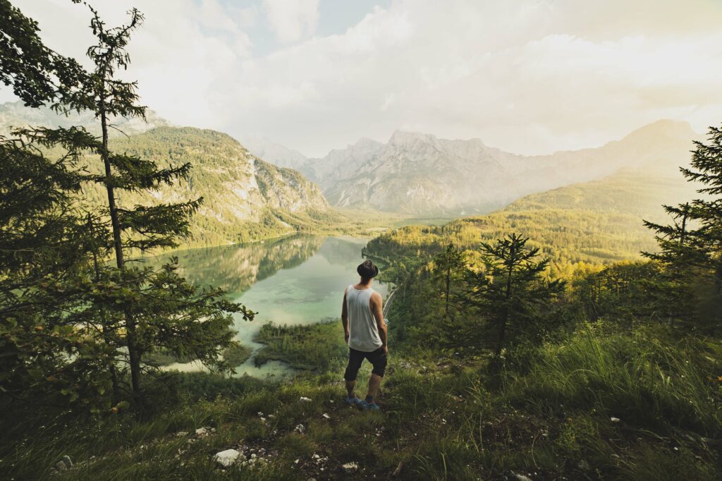 Ausblick vom Ameisstein auf den Almsee und Almtal mit dem Toten Gebirge im Hintergrund im Salzkammergut, Oberösterreich, Österreich.