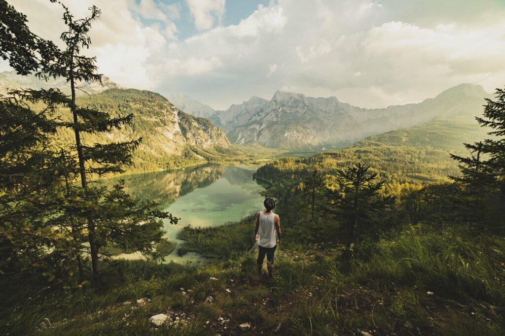 Ausblick vom Ameisstein auf den Almsee und Almtal mit dem Toten Gebirge im Hintergrund im Salzkammergut, Oberösterreich, Österreich.