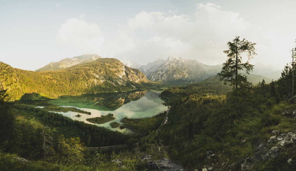 Ausblick vom Ameisstein auf den Almsee und Almtal mit dem Toten Gebirge im Hintergrund im Salzkammergut, Oberösterreich, Österreich.