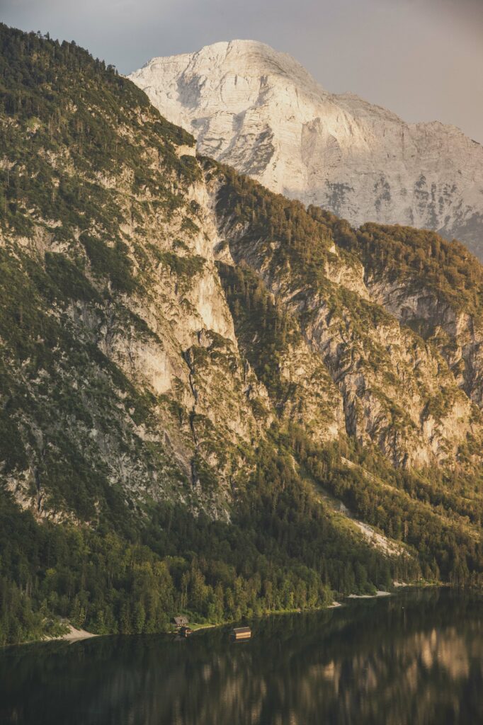 Ausblick vom Ameisstein auf den Almsee und Almtal mit dem Toten Gebirge im Hintergrund im Salzkammergut, Oberösterreich, Österreich.