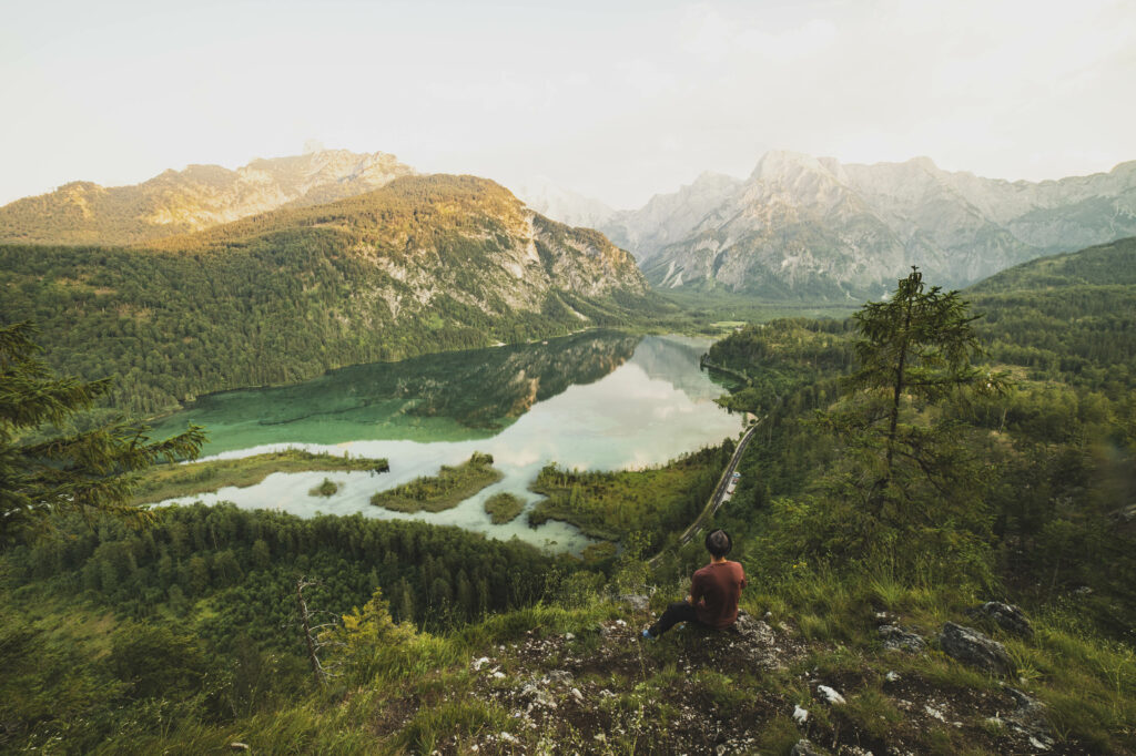 Ausblick vom Ameisstein auf den Almsee und Almtal mit dem Toten Gebirge im Hintergrund im Salzkammergut, Oberösterreich, Österreich.