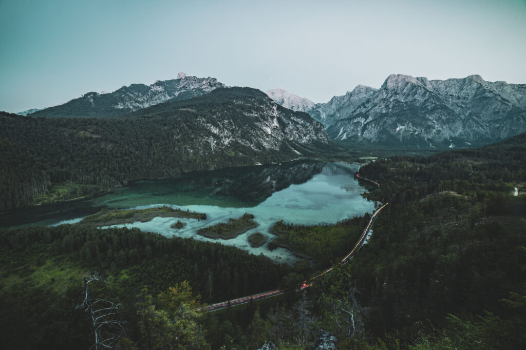 Ausblick vom Ameisstein auf den Almsee und Almtal mit dem Toten Gebirge im Hintergrund im Salzkammergut, Oberösterreich, Österreich.