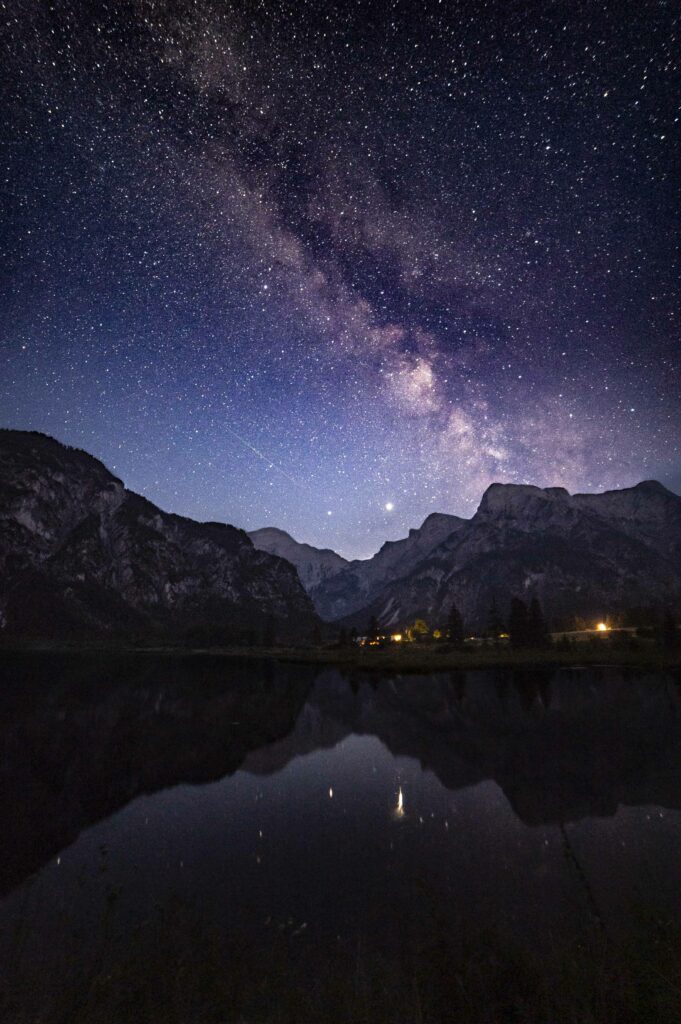 Perseidennacht 2020 am Almsee im Almtal, Salzkammergut, Oberösterreich, Österreich.