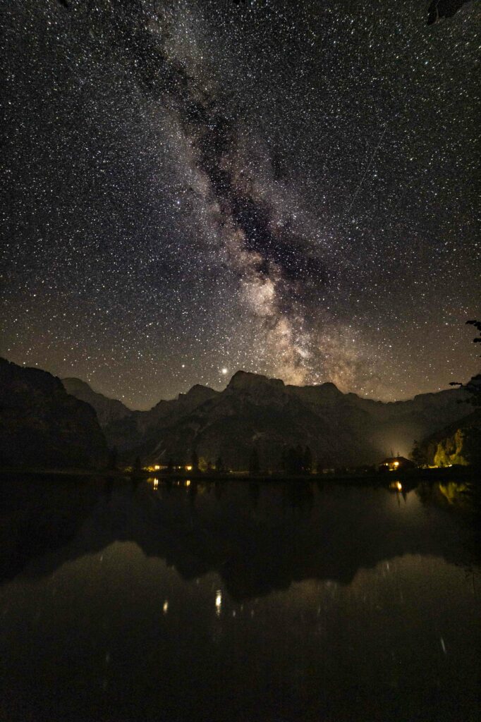 Perseidennacht 2020 am Almsee im Almtal, Salzkammergut, Oberösterreich, Österreich.