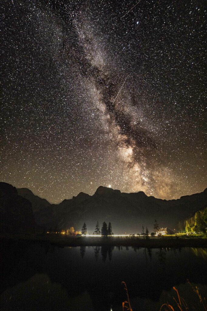 Perseidennacht 2020 am Almsee im Almtal, Salzkammergut, Oberösterreich, Österreich.