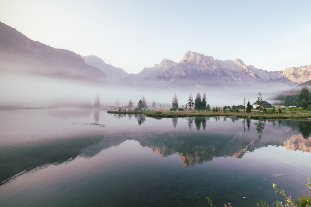 Morgenstimmung mit Nebel am Almsee im Almtal im Salzkammergut, Oberösterreich, Österreich.