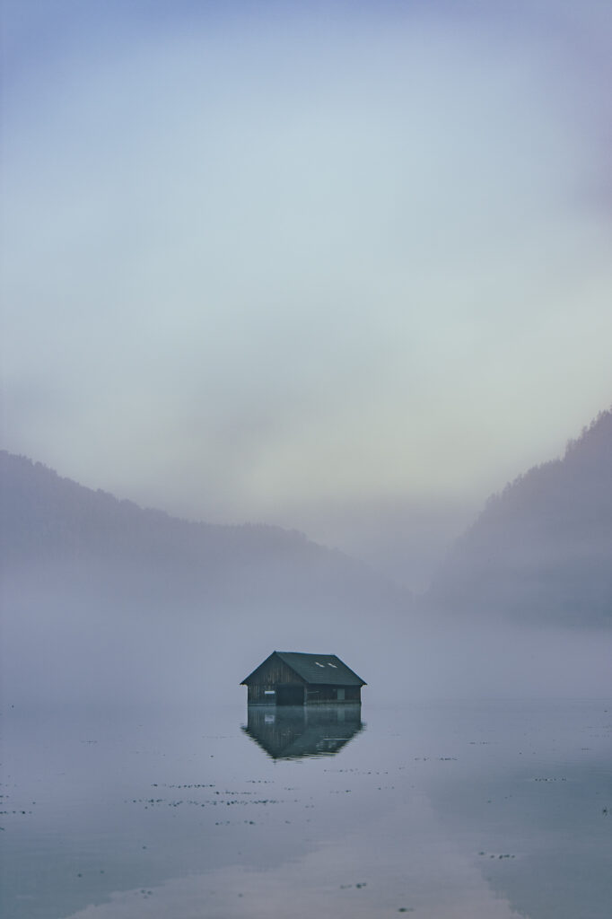 Morgenstimmung mit Nebel am Almsee im Almtal im Salzkammergut, Oberösterreich, Österreich.