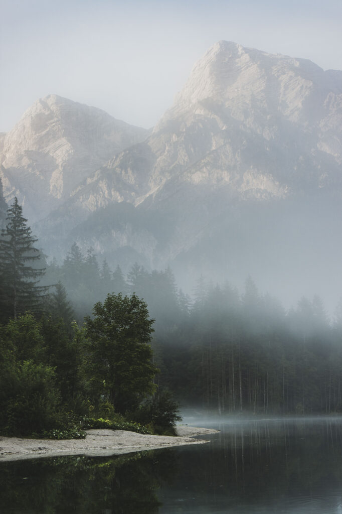 Morgenstimmung mit Nebel am Almsee im Almtal im Salzkammergut, Oberösterreich, Österreich.