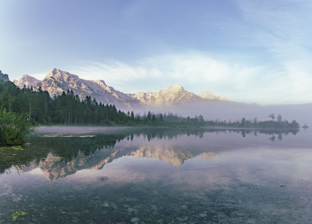 Morgenstimmung mit Nebel am Almsee im Almtal im Salzkammergut, Oberösterreich, Österreich.