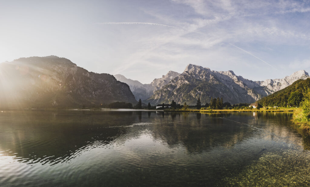 Morgenstimmung mit Nebel am Almsee im Almtal im Salzkammergut, Oberösterreich, Österreich.