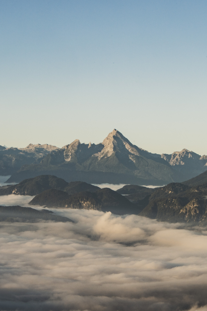 Ausblick vom Gaisberg auf den Watzmann und auf die Täler Salzburgs mit Nebel bei Sonnenaufgang, Salzburg, Österreich.