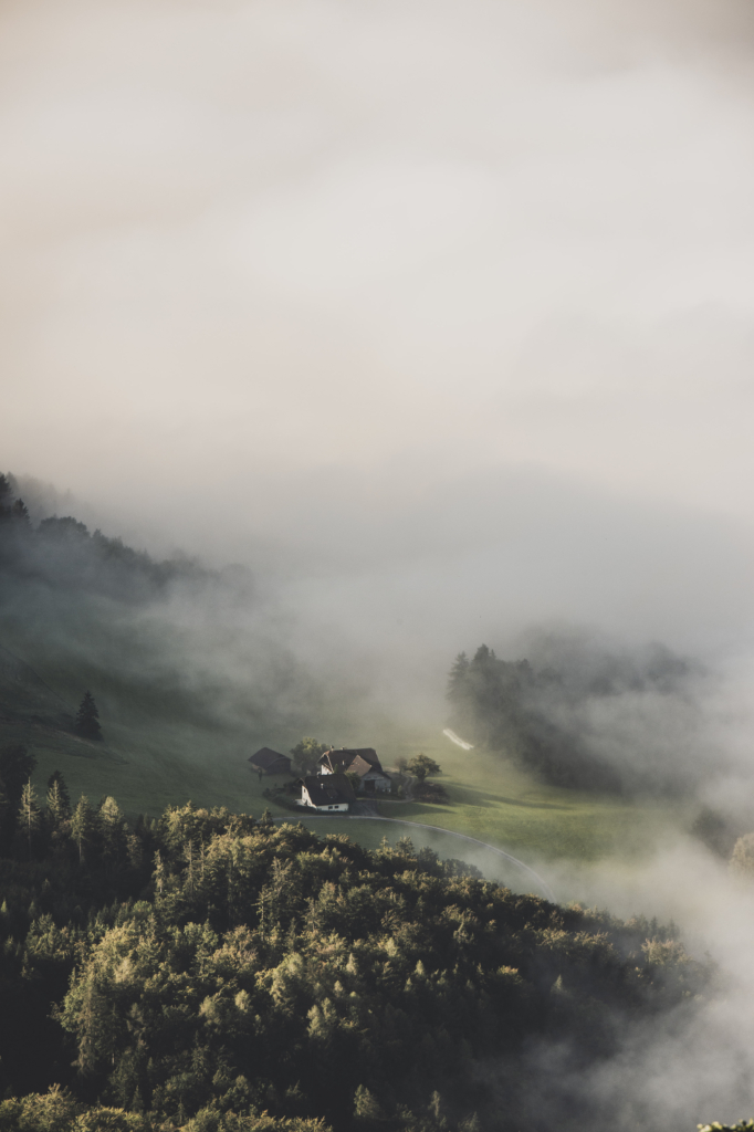 Ausblick vom Gaisberg auf die Täler Salzburgs mit Nebel bei Sonnenaufgang, Salzburg, Österreich.