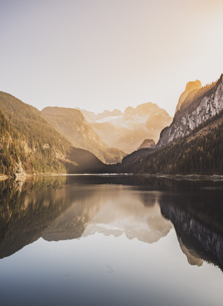 Sonnenaufgang und Herbststimmung am Vorderen Gosausee im Salzkammergut in Oberösterreich, Österreich.