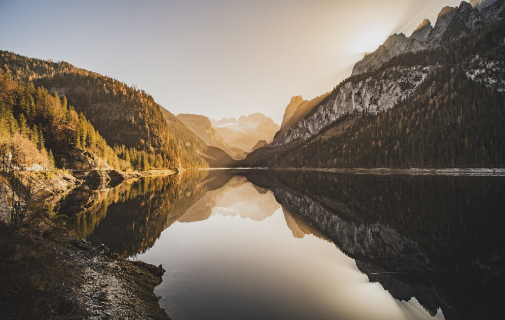 Sonnenaufgang und Herbststimmung am Vorderen Gosausee im Salzkammergut in Oberösterreich, Österreich.