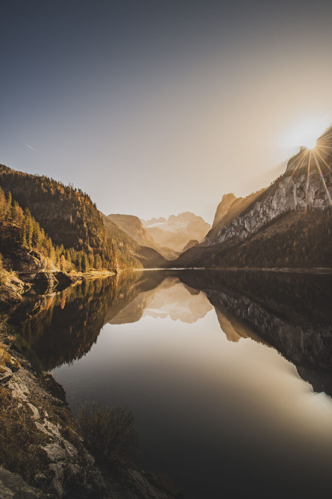 Sonnenaufgang und Herbststimmung am Vorderen Gosausee im Salzkammergut in Oberösterreich, Österreich.