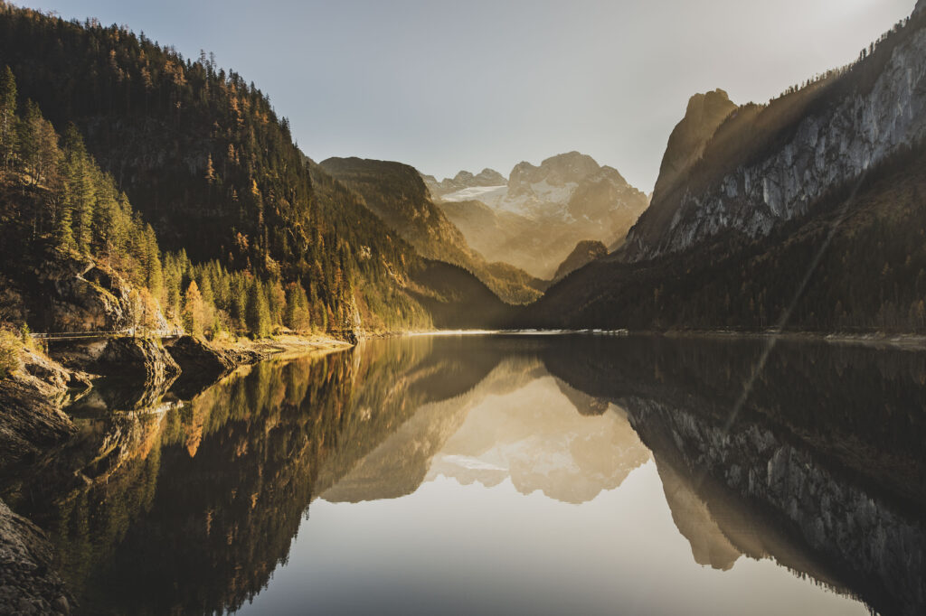 Sonnenaufgang und Herbststimmung am Vorderen Gosausee im Salzkammergut in Oberösterreich, Österreich.