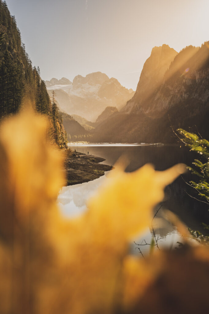 Sonnenaufgang und Herbststimmung am Vorderen Gosausee im Salzkammergut in Oberösterreich, Österreich.