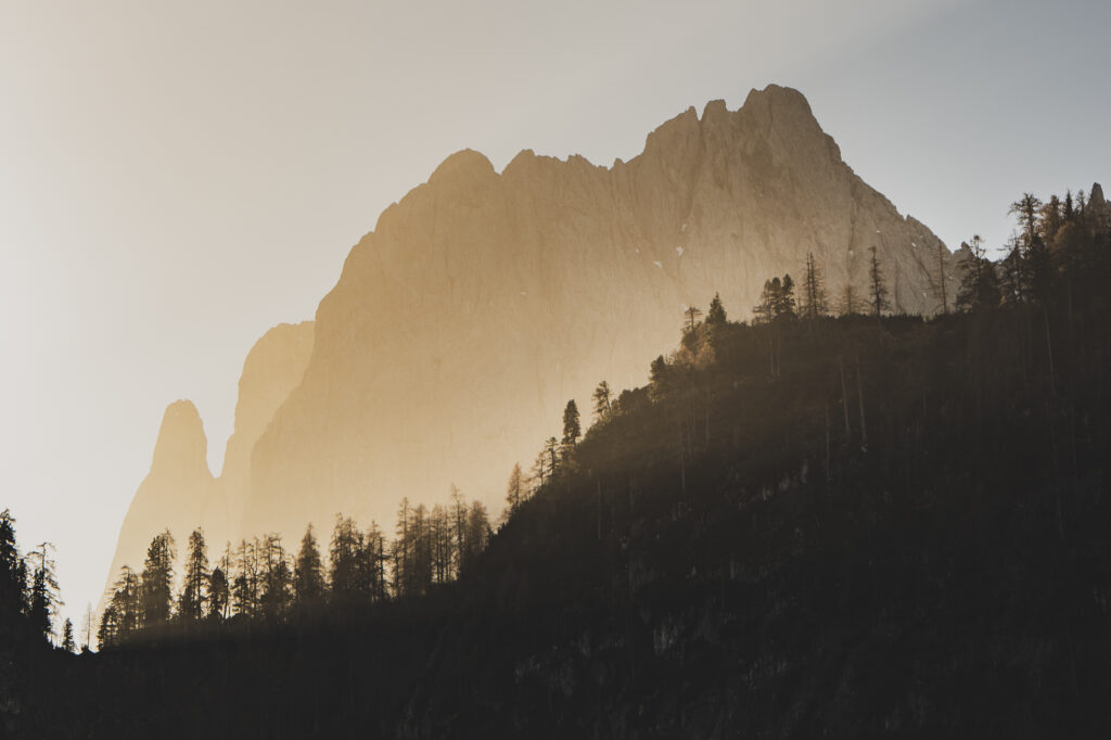Sonnenaufgang und Herbststimmung am Vorderen Gosausee im Salzkammergut in Oberösterreich, Österreich.