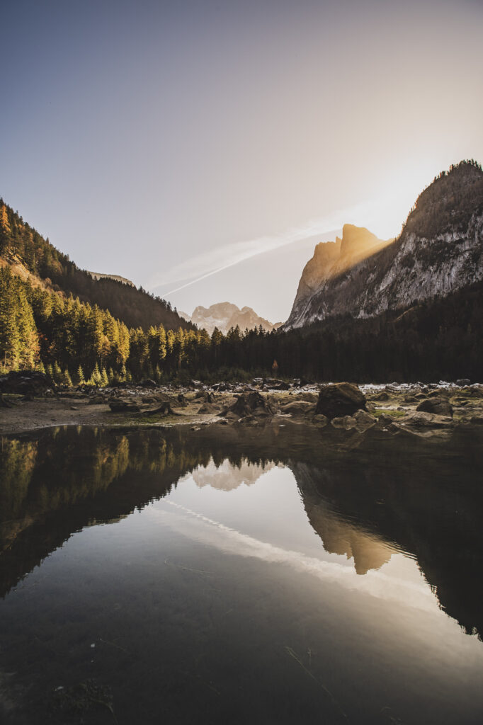 Sonnenaufgang und Herbststimmung am Vorderen Gosausee im Salzkammergut in Oberösterreich, Österreich.