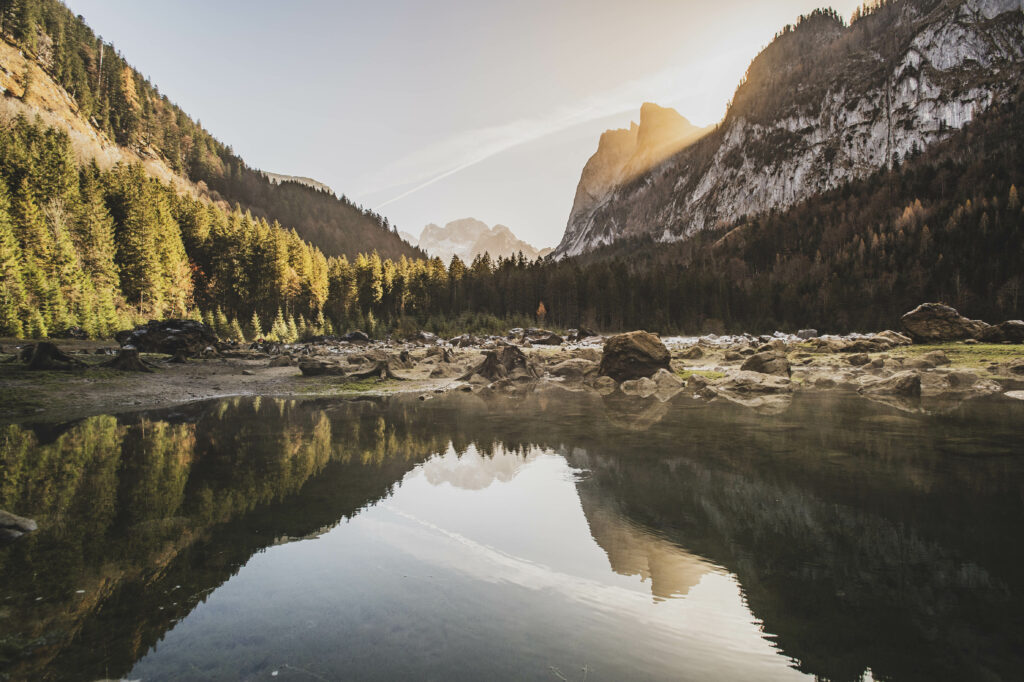 Sonnenaufgang und Herbststimmung am Vorderen Gosausee im Salzkammergut in Oberösterreich, Österreich.