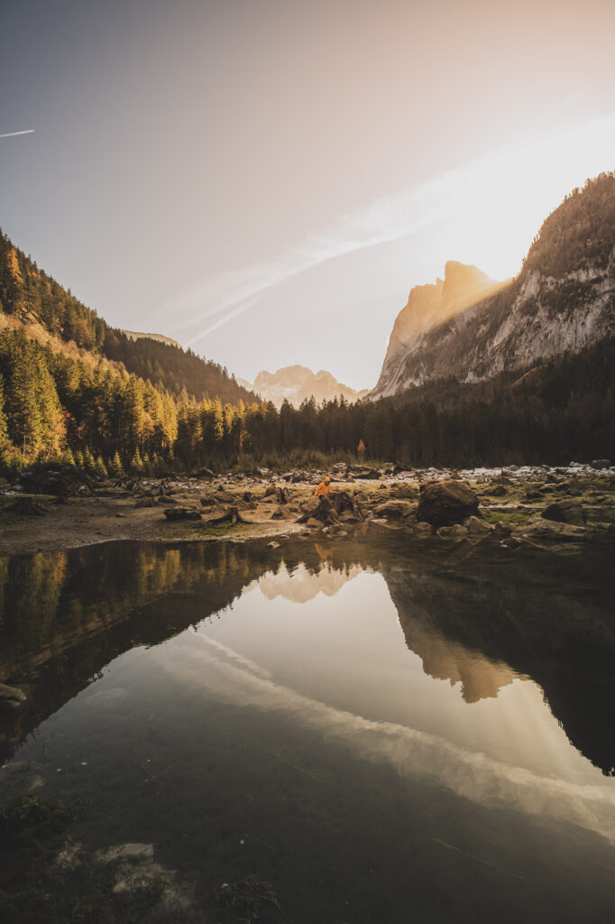 Sonnenaufgang und Herbststimmung am Vorderen Gosausee im Salzkammergut in Oberösterreich, Österreich.