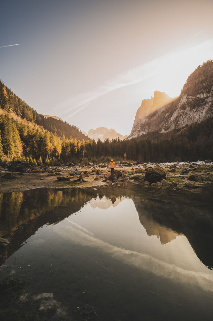 Sonnenaufgang und Herbststimmung am Vorderen Gosausee im Salzkammergut in Oberösterreich, Österreich.