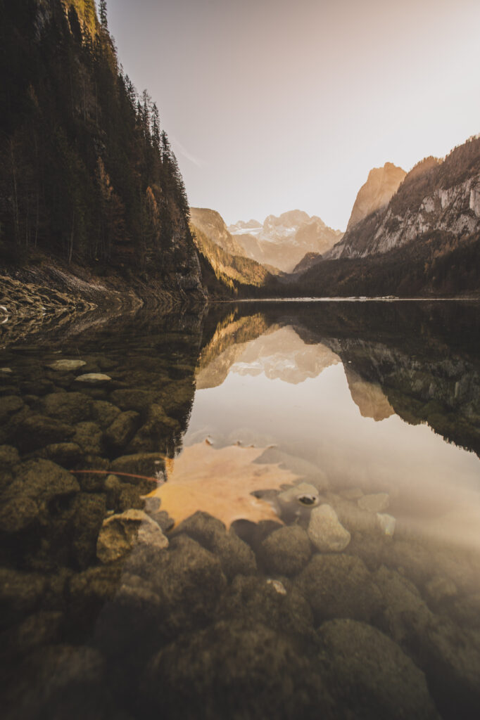 Sonnenaufgang und Herbststimmung am Vorderen Gosausee im Salzkammergut in Oberösterreich, Österreich.
