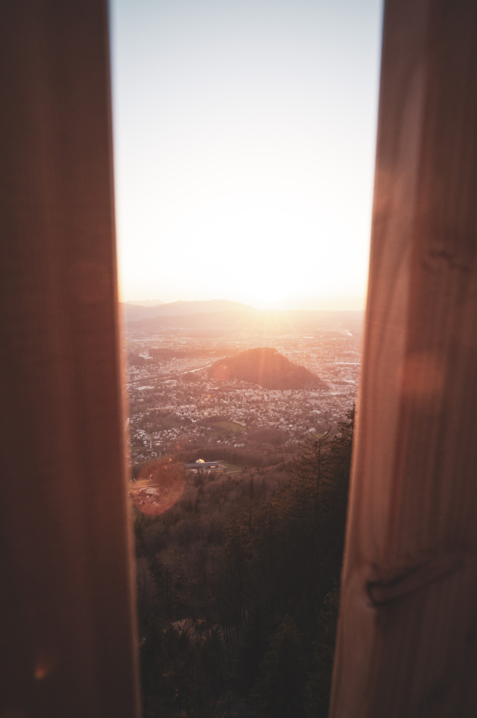 Spaziergang, Wanderung und Ausblicke auf die Mozartstadt Salzburg vom Sendlwand-Steg auf der Südseite des Salzburger Gaisberg zu Sonnenuntergang im Frühling, Salzburg, Österreich.