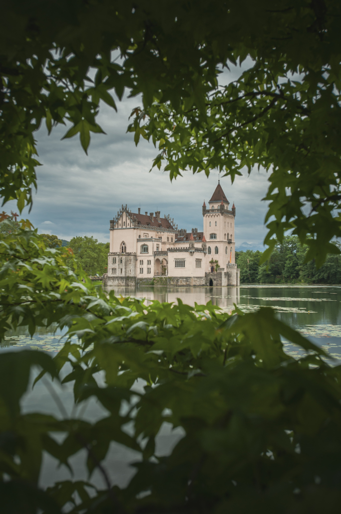 Wasserschloss Anif im Vorfeld der American Drama Group Vorführung, im Sommer 2021. Das Schloss steht an einem künstlich angelegten Weiher in der gleichnamigen österreichischen Gemeinde Anif am südlichen Stadtrand von Salzburg.