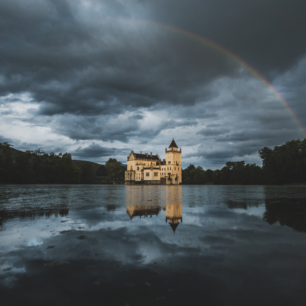 Wasserschloss Anif im Vorfeld der American Drama Group Vorführung, im Sommer 2021. Das Schloss steht an einem künstlich angelegten Weiher in der gleichnamigen österreichischen Gemeinde Anif am südlichen Stadtrand von Salzburg.