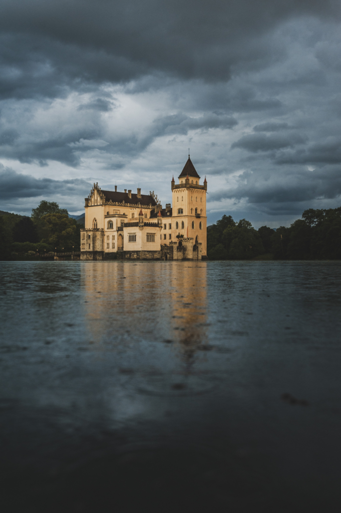 Wasserschloss Anif im Vorfeld der American Drama Group Vorführung, im Sommer 2021. Das Schloss steht an einem künstlich angelegten Weiher in der gleichnamigen österreichischen Gemeinde Anif am südlichen Stadtrand von Salzburg.