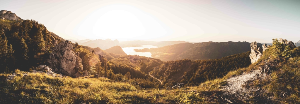 Sonnenuntergang und Blick auf den Mondsee im Sommer im Zuge einer Wanderung auf den Weinkogel am Weg auf die Eisenauer Alm am Fuße des Schafberg, Salzburg, Oberösterreich, Salzburger Land, Salzkammergut, Österreich.