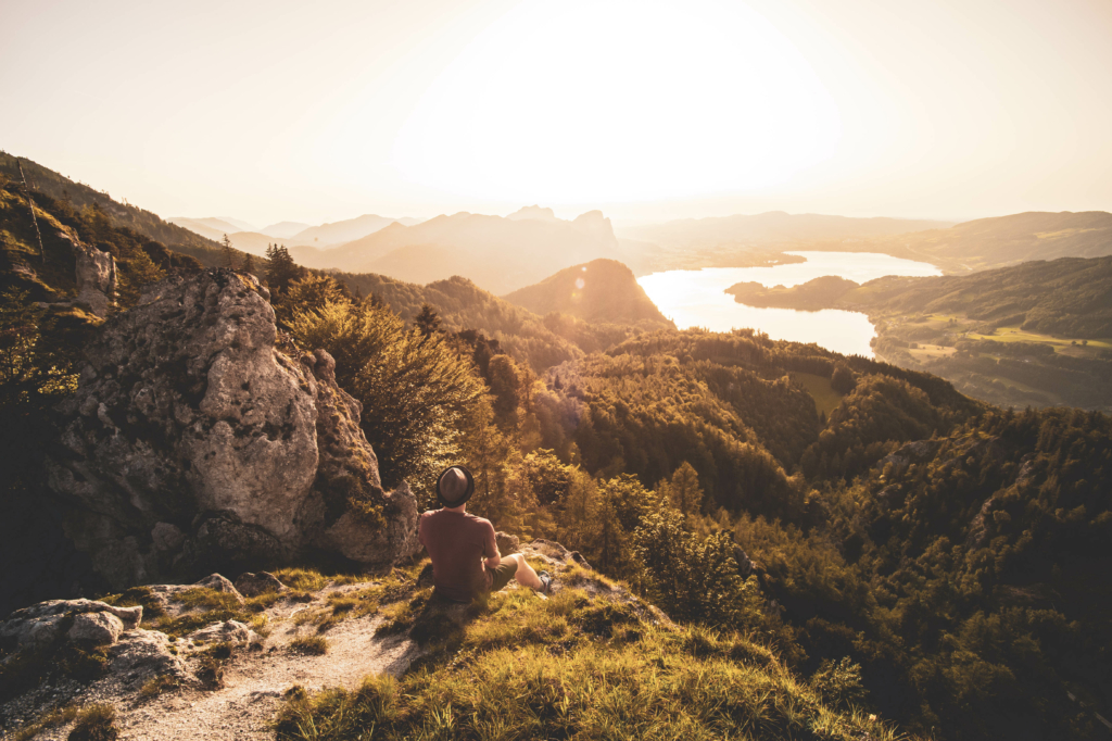 Sonnenuntergang und Blick auf den Mondsee im Sommer im Zuge einer Wanderung auf den Weinkogel am Weg auf die Eisenauer Alm am Fuße des Schafberg, Salzburg, Oberösterreich, Salzburger Land, Salzkammergut, Österreich.