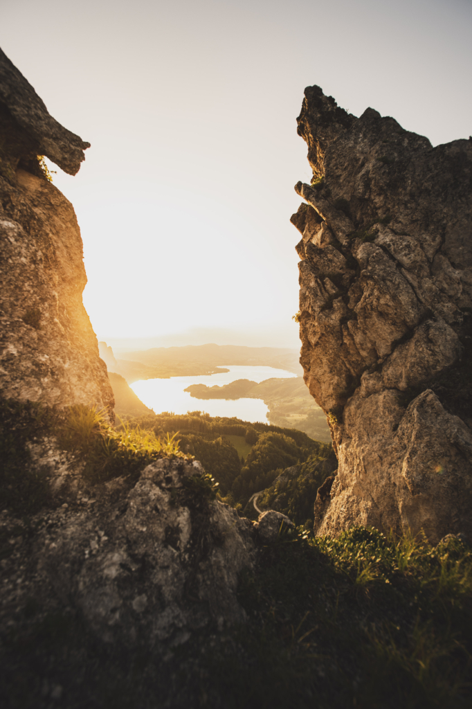 Sonnenuntergang und Blick auf den Mondsee im Sommer im Zuge einer Wanderung auf den Weinkogel am Weg auf die Eisenauer Alm am Fuße des Schafberg, Salzburg, Oberösterreich, Salzburger Land, Salzkammergut, Österreich.