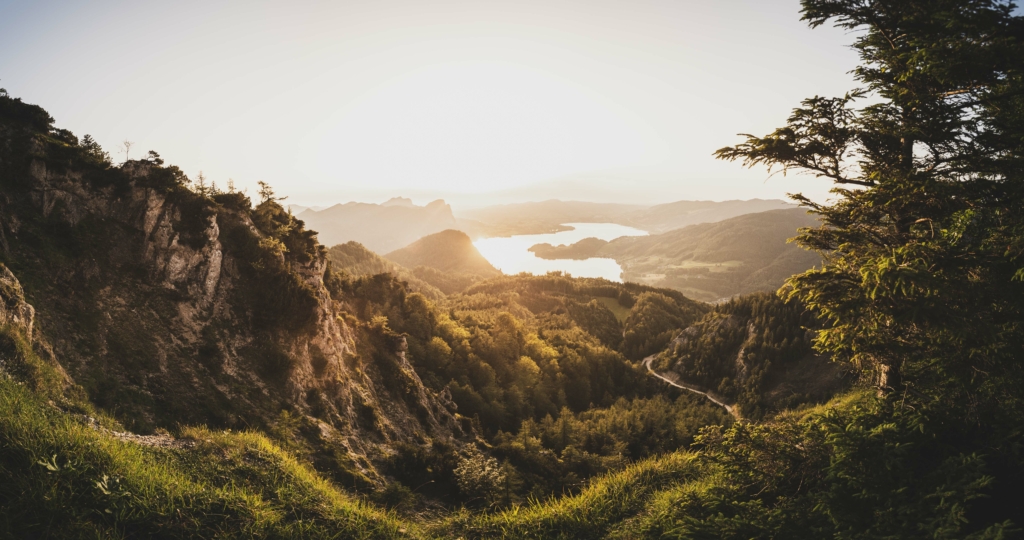 Sonnenuntergang und Blick auf den Mondsee im Sommer im Zuge einer Wanderung auf den Weinkogel am Weg auf die Eisenauer Alm am Fuße des Schafberg, Salzburg, Oberösterreich, Salzburger Land, Salzkammergut, Österreich.