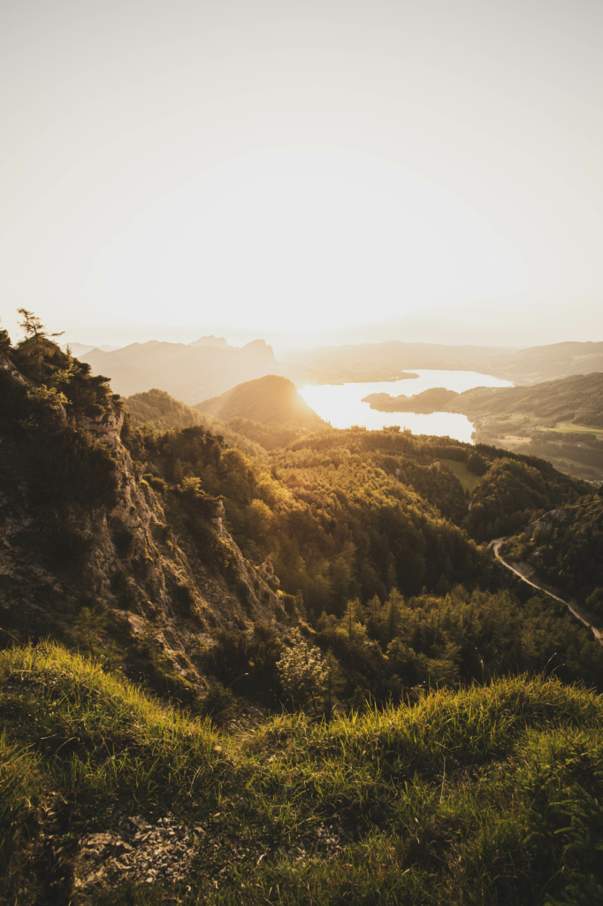 Sonnenuntergang und Blick auf den Mondsee im Sommer im Zuge einer Wanderung auf den Weinkogel am Weg auf die Eisenauer Alm am Fuße des Schafberg, Salzburg, Oberösterreich, Salzburger Land, Salzkammergut, Österreich.