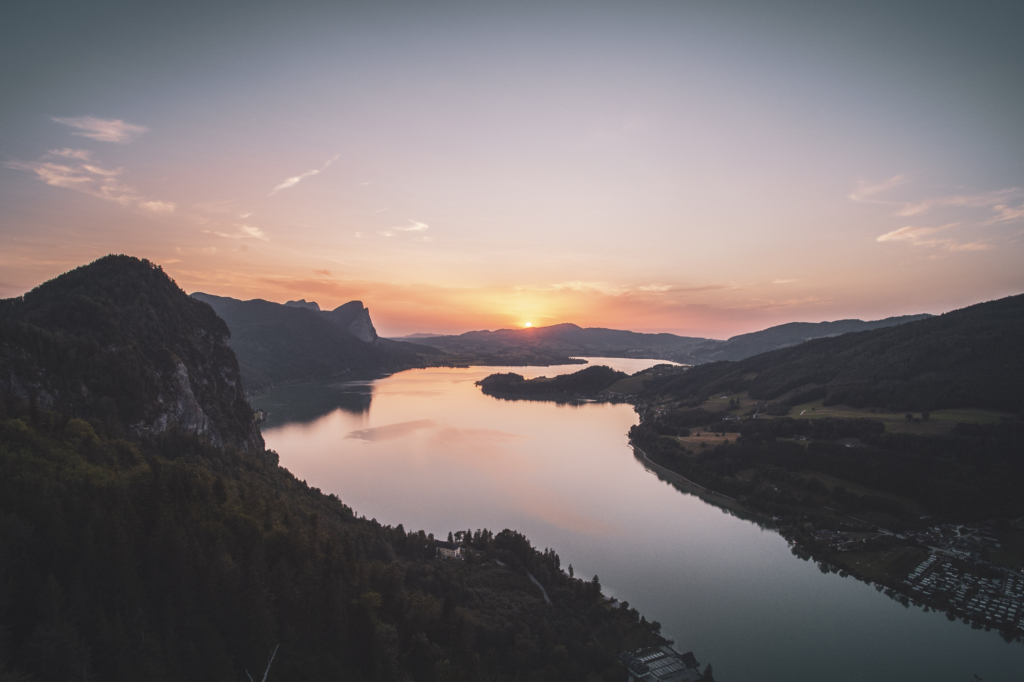 Sonnenuntergang und Blick auf den Mondsee im Sommer im Zuge einer Wanderung auf den Weinkogel am Weg auf die Eisenauer Alm am Fuße des Schafberg, Salzburg, Oberösterreich, Salzburger Land, Salzkammergut, Österreich.