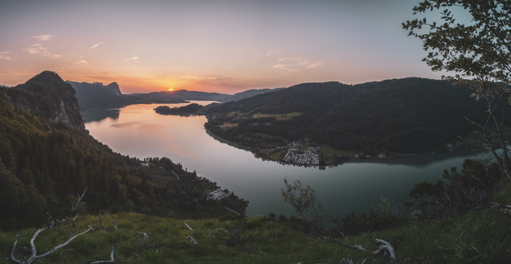 Sonnenuntergang und Blick auf den Mondsee im Sommer im Zuge einer Wanderung auf den Weinkogel am Weg auf die Eisenauer Alm am Fuße des Schafberg, Salzburg, Oberösterreich, Salzburger Land, Salzkammergut, Österreich.