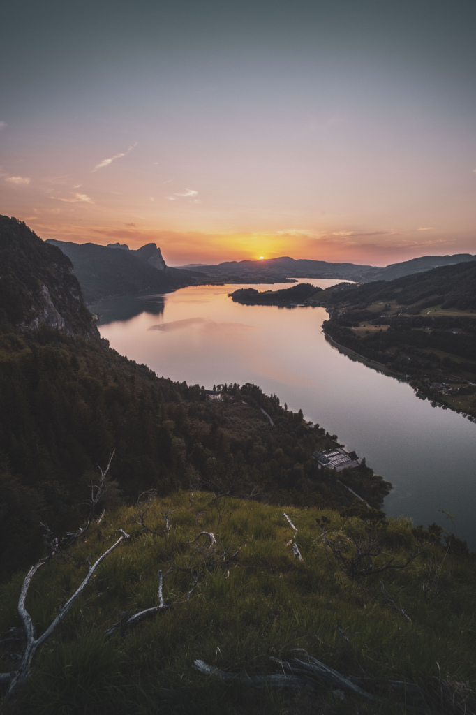 Sonnenuntergang und Blick auf den Mondsee im Sommer im Zuge einer Wanderung auf den Weinkogel am Weg auf die Eisenauer Alm am Fuße des Schafberg, Salzburg, Oberösterreich, Salzburger Land, Salzkammergut, Österreich.