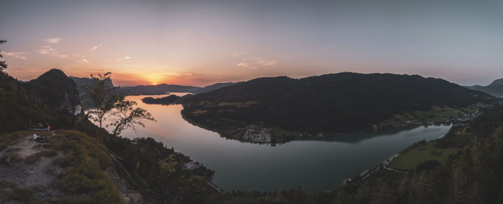 Sonnenuntergang und Blick auf den Mondsee im Sommer im Zuge einer Wanderung auf den Weinkogel am Weg auf die Eisenauer Alm am Fuße des Schafberg, Salzburg, Oberösterreich, Salzburger Land, Salzkammergut, Österreich.