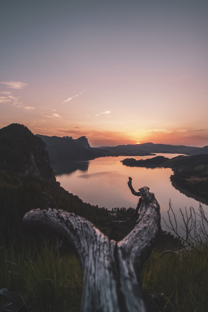 Sonnenuntergang und Blick auf den Mondsee im Sommer im Zuge einer Wanderung auf den Weinkogel am Weg auf die Eisenauer Alm am Fuße des Schafberg, Salzburg, Oberösterreich, Salzburger Land, Salzkammergut, Österreich.